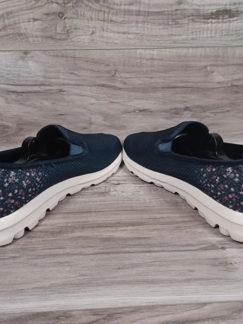 Skechers GO WALK Goga Mat Women's Size 8.5 Hands Free Slip-ins Floral Navy